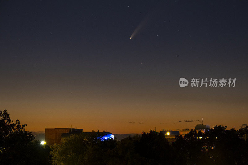 兹沃勒夜空中的Neowise C 2020 F3彗星